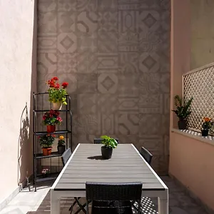 Elegante Con Terrazzino Nel Centro Di Appartamento